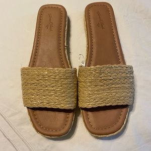 Universal thread raffia platform sandal